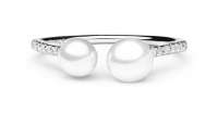 Geschwungener Ring mit 2 weißen Perlen 5-5.5, 6-6.5 mm und Zirkonia, 925er rhodiniertes Silber, Gaura Pearls, Estland