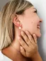 Preview: Gaura Pearls Perlenohrringe - weiß, 1 Zirkonia, 585 Roségold plattiert Bild mit Model Preview: Gaura Pearls Perlenohrringe - weiß, 1 Zirkonia, 585 Roségold plattiert Bild mit Model