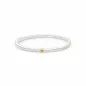 Preview: Gaura Pearls Perlenarmband mit weißen Süßwasserzuchtperlen 4–4,5 mm auf elastischem Flexband, mit vergoldetem Zwischenteil