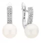 Preview: Eleganter Perlenohrring weiß rund 9-9.5 mm, Zirkoniabogen, Englischer Verschluss, 925er Silber, Gaura Pearls, Estland Preview: Eleganter Perlenohrring weiß rund 9-9.5 mm, Zirkoniabogen, Englischer Verschluss, 925er Silber, Gaura Pearls, Estland