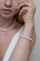 Preview: Klassisch-elegantes Perlenarmband weiß rund 7-8 mm, Karabinerverschluss 14K Roségold, Gaura Pearls, Estland Bild 1 Preview: Klassisch-elegantes Perlenarmband weiß rund 7-8 mm, Karabinerverschluss 14K Roségold, Gaura Pearls, Estland Bild 1