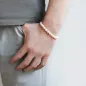 Preview: Gaura Pearls Perlenarmband Herren - weiß, rund, 925 Silber Bild 2 Preview: Gaura Pearls Perlenarmband Herren - weiß, rund, 925 Silber Bild 2