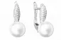 Preview: Moderner Perlenohrring weiß rund 8.5-9 mm, Zirkonia, Englischer Verschluss, 925er Silber, Gaura Pearls, Estland Preview: Moderner Perlenohrring weiß rund 8.5-9 mm, Zirkonia, Englischer Verschluss, 925er Silber, Gaura Pearls, Estland