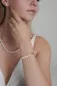 Preview: Gaura Pearls Perlenarmband - weiß, 9 mm, 585 Weiß/Gelbgold mit Model 2 Preview: Gaura Pearls Perlenarmband - weiß, 9 mm, 585 Weiß/Gelbgold mit Model 2