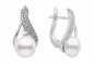 Preview: Eleganter Perlenohrring weiß rund 8.5-9 mm, Zirkoniabogen, Englischer Verschluss, 925er Silber, Gaura Pearls, Estland Preview: Eleganter Perlenohrring weiß rund 8.5-9 mm, Zirkoniabogen, Englischer Verschluss, 925er Silber, Gaura Pearls, Estland