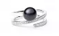 Preview: Geschwungener Ring mit schwarzer Perle 8-8.5 mm, Zirkonia, 925er rhodiniertes Silber, Gaura Pearls, Estland Preview: Geschwungener Ring mit schwarzer Perle 8-8.5 mm, Zirkonia, 925er rhodiniertes Silber, Gaura Pearls, Estland