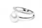 Preview: Eleganter Ring mit weißer Perle und parallelem Zirkoniaring, 925er rhodiniertes Silber, Gaura Pearls, Estland Preview: Eleganter Ring mit weißer Perle und parallelem Zirkoniaring, 925er rhodiniertes Silber, Gaura Pearls, Estland