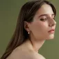 Preview: Perlenohrstecker Gaura Pearls am Ohr getragen, weiße Süßwasserzuchtperle mit Zirkonia, 585 Gelbgold plattiert auf 925er Silber