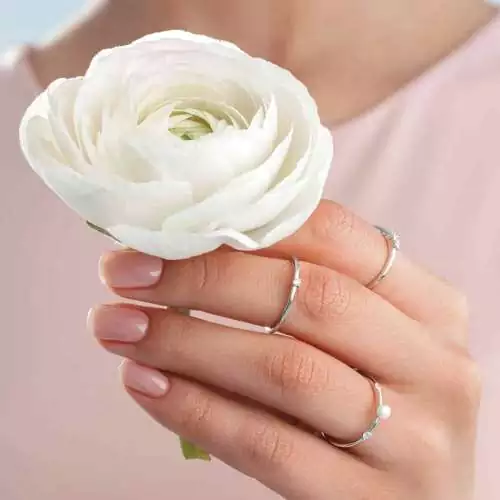 Eleganter Ring mit weißer Perle und parallelem Zirkoniaring, 925er rhodiniertes Silber, Gaura Pearls, Estland foto