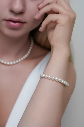 Klassisch-elegantes Perlenarmband weiß rund 7-8 mm, Karabinerverschluss 14K Roségold, Gaura Pearls, Estland Bild 1