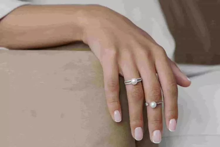 Eleganter doppelter Ring mit weißer Perle 7-7.5 mm, 2 Zirkoniaringe, 925er rhodiniertes Silber, Gaura Pearls, Estland Bild 2