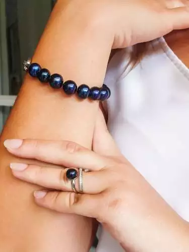 Geschwungener Ring mit schwarzer Perle 8-8.5 mm, Zirkonia, 925er rhodiniertes Silber, Gaura Pearls, Estland Bild 2