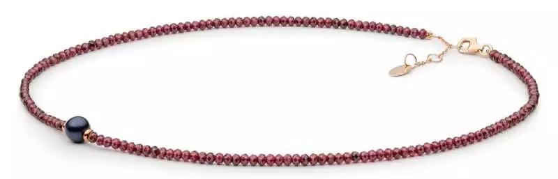 Moderne Perlenkette mit einzelner schwarze Perle aufgezogen auf Granat-Band