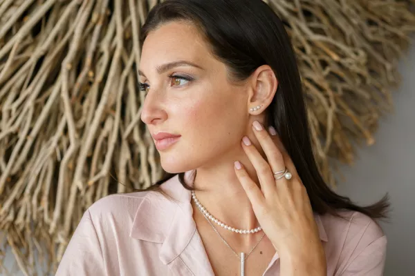 Geschwungener Ring mit weißer Perle 8-8.5 mm, Zirkonia, 925er rhodiniertes Silber, Gaura Pearls, Estland Bild 2