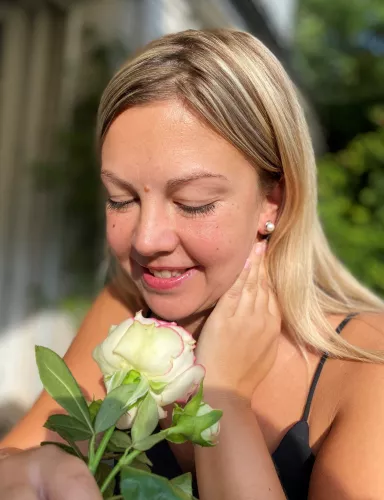 Moderner Perlenohrstecker weiß rund 7-7.5 mm, Einfassung "Blüte", 925er Silber, Gaura Pearls, Estland Bild 4