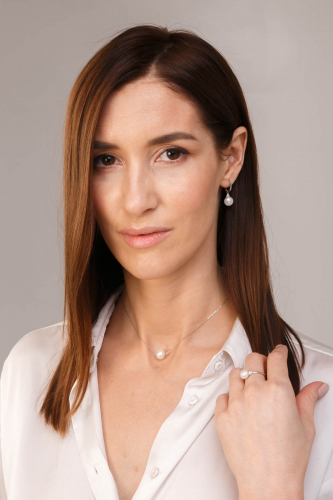Eleganter Perlenohrring hängend weiße rund mit Zirkonia an der Aufhängung BILD "