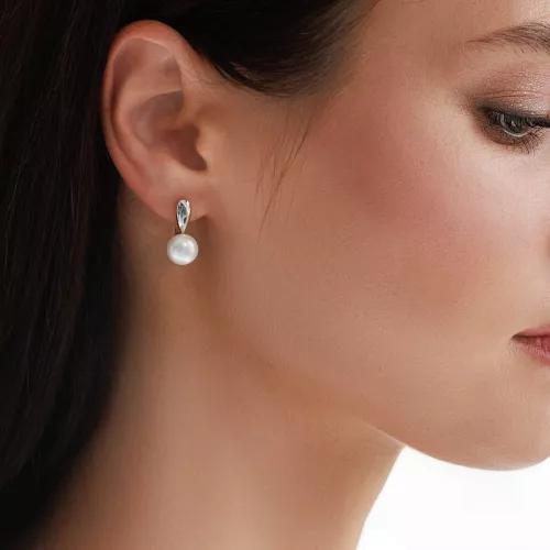 Gaura Pearls Perlenohrringe - weiß, 9 mm, 585 Roségold plattiert mit Model