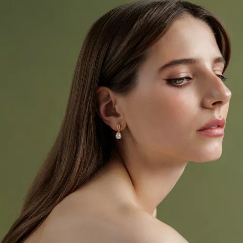 Perlenohrstecker Gaura Pearls am Ohr getragen, weiße Süßwasserzuchtperle mit Zirkonia, 585 Gelbgold plattiert auf 925er Silber