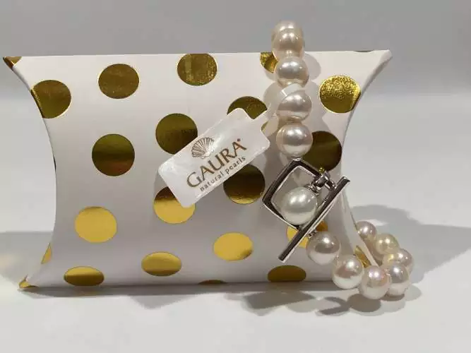Perlenklassiker Geschenkverpackung weiß mit goldenen Punkten Pillowbox Bild 1
