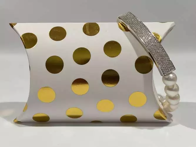 Perlenklassiker Geschenkverpackung weiß mit goldenen Punkten Pillowbox Bild 2