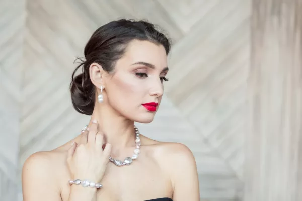 Eleganter Perlenohrring hängend weiß barock 13-14 mm, Zirkonia, Englischer Verschluss, Gaura Pearls, Estland Bild