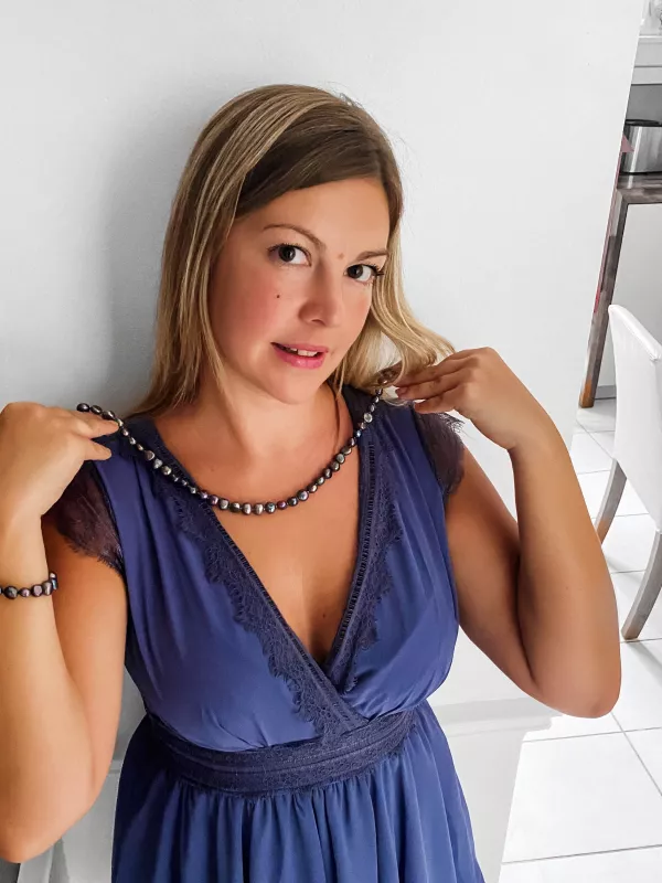 Gaura Pearls Perlenkette - schwarz, barock, 45-48 cm, Stahl Bild mit Model2 Gaura Pearls Perlenkette - schwarz, barock, 45-48 cm, Stahl Bild mit Model2