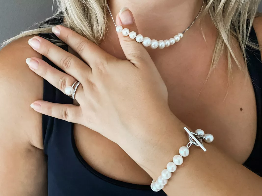 Moderne Silberkette mit weiß rund 6-11 mm, Länge 36 cm über Verschluss 5-fach variierbar, Gaura Pearls, Estland Moderne Silberkette mit weiß rund 6-11 mm, Länge 36 cm über Verschluss 5-fach variierbar, Gaura Pearls, Estland
