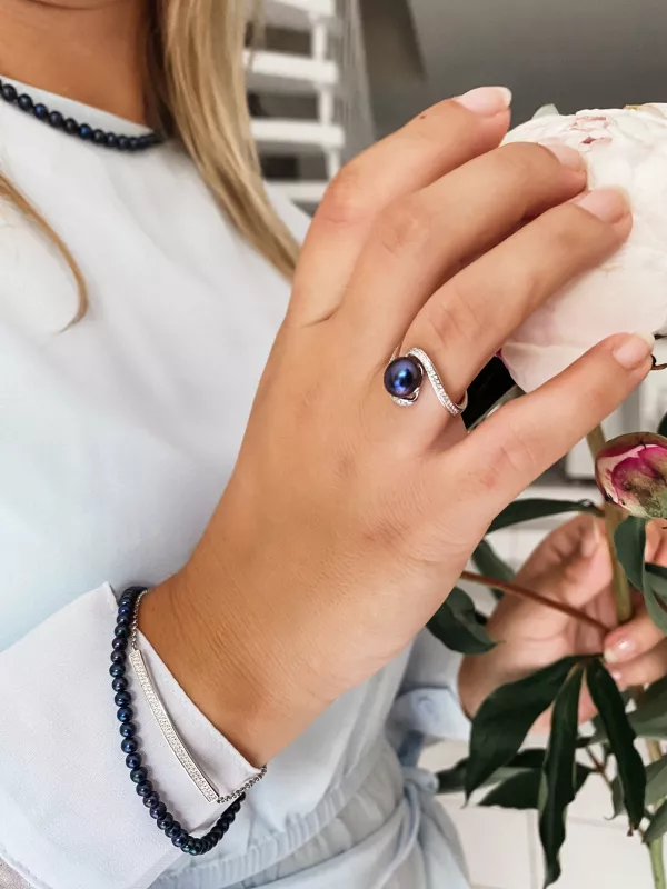 Geschwungener Ring mit schwarzer Perle 7.5-8 mm mittig, Zirkonia, 925er rhodiniertes Silber, Gaura Pearls, Estland