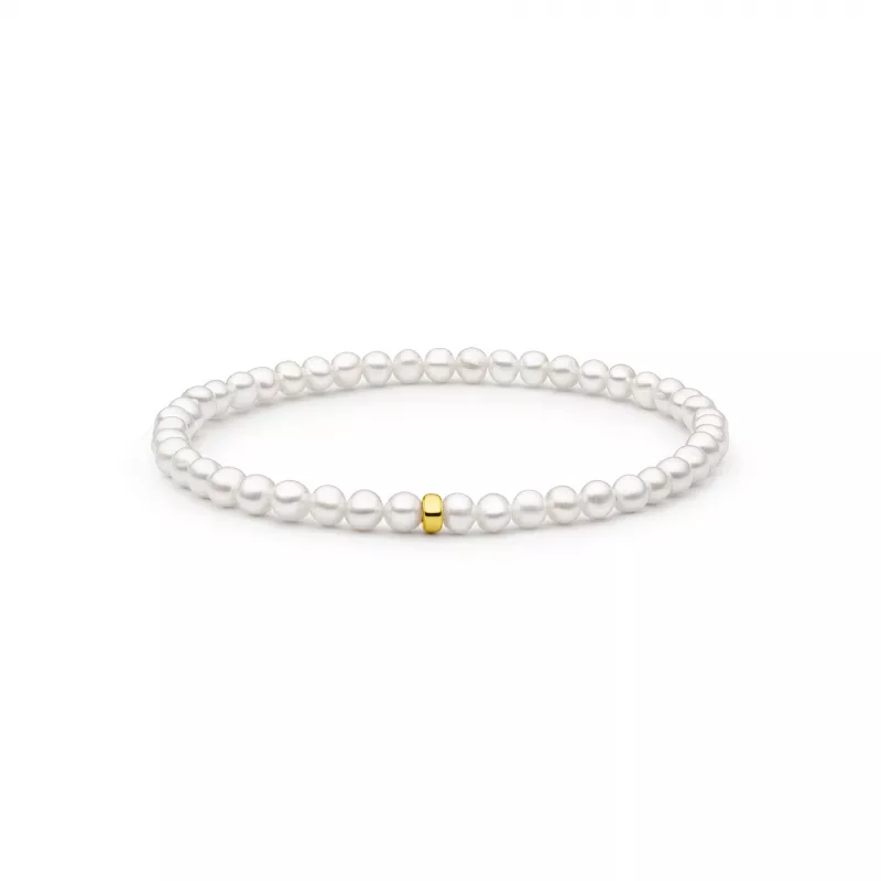 Gaura Pearls Perlenarmband mit weißen Süßwasserzuchtperlen 4–4,5 mm auf elastischem Flexband, mit vergoldetem Zwischenteil