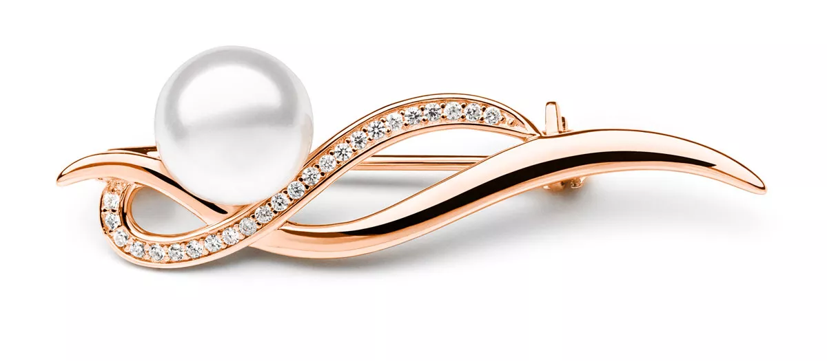 Brosche geschwungen Perle weiss rund 8-8.5 mm mit Zirkonia, Roségold 585 plattiert, Gaura Pearls, Estland Brosche geschwungen Perle weiss rund 8-8.5 mm mit Zirkonia, Roségold 585 plattiert, Gaura Pearls, Estland