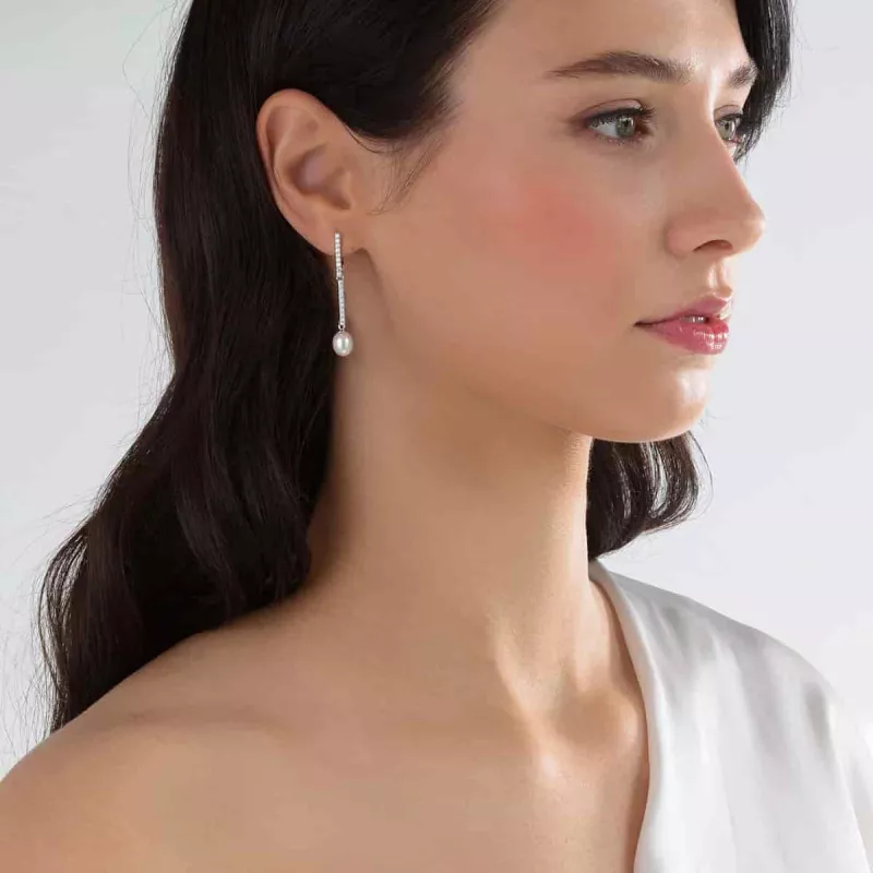 Gaura Pearls Perlenohrringe - weiß, reis, hängend, Zirkonia, 925 Silber mit Model Gaura Pearls Perlenohrringe - weiß, reis, hängend, Zirkonia, 925 Silber mit Model