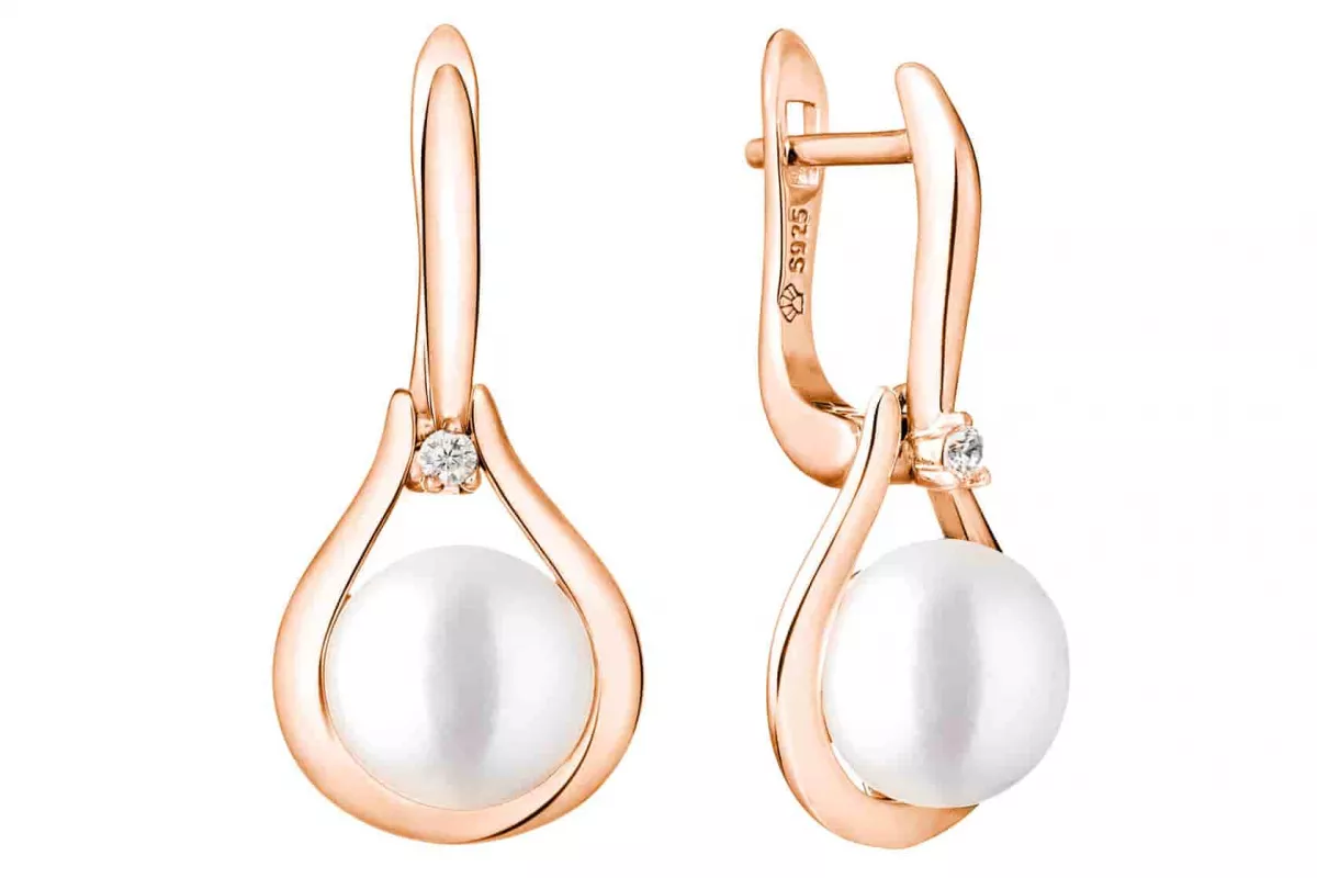 Eleganter Perlenohrring in Roségold 585 plattiert (1 Mik) weiß rund 9-9.5 mm, Engl.Verschluss, Gaura Pearls, Estland Eleganter Perlenohrring in Roségold 585 plattiert (1 Mik) weiß rund 9-9.5 mm, Engl.Verschluss, Gaura Pearls, Estland