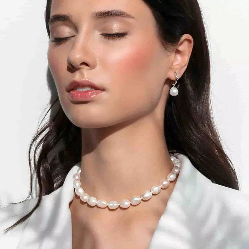 Eleganter Perlenohrring hängend weiß Edison 9-10 mm, Zirkonia, Englischer Verschluss, Gaura Pearls, Estland Eleganter Perlenohrring hängend weiß Edison 9-10 mm, Zirkonia, Englischer Verschluss, Gaura Pearls, Estland