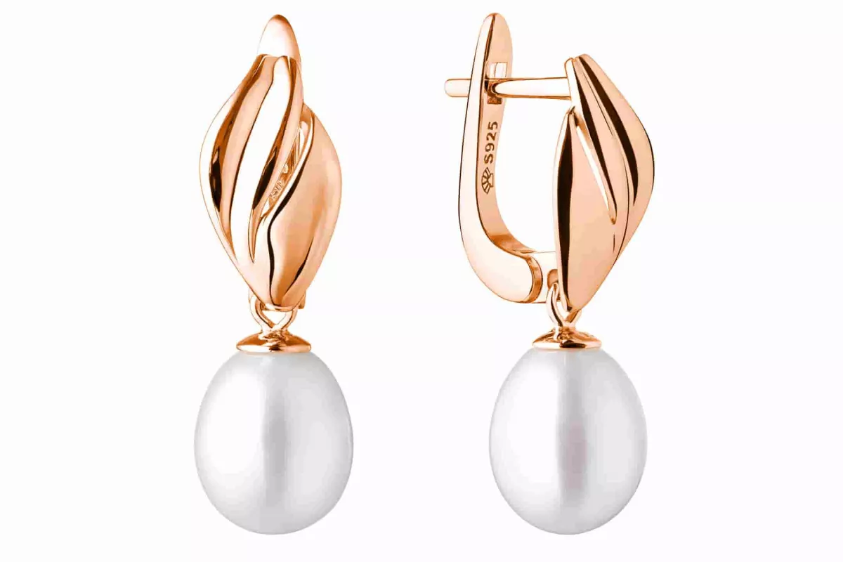 Eleganter Perlenohrring in Roségold 585 plattiert (1 Mik) weiß reisförmig 8.5-9 mm, Engl Verschluss, Gaura Pearls, Estland Eleganter Perlenohrring in Roségold 585 plattiert (1 Mik) weiß reisförmig 8.5-9 mm, Engl Verschluss, Gaura Pearls, Estland