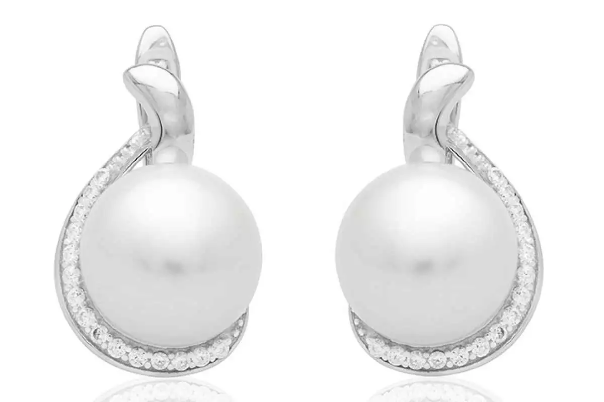 Eleganter Perlenohrring weiß rund 10-10.5 mm, Zirkoniabogen, Englischer Verschluss, 925er Silber, Gaura Pearls, Estland