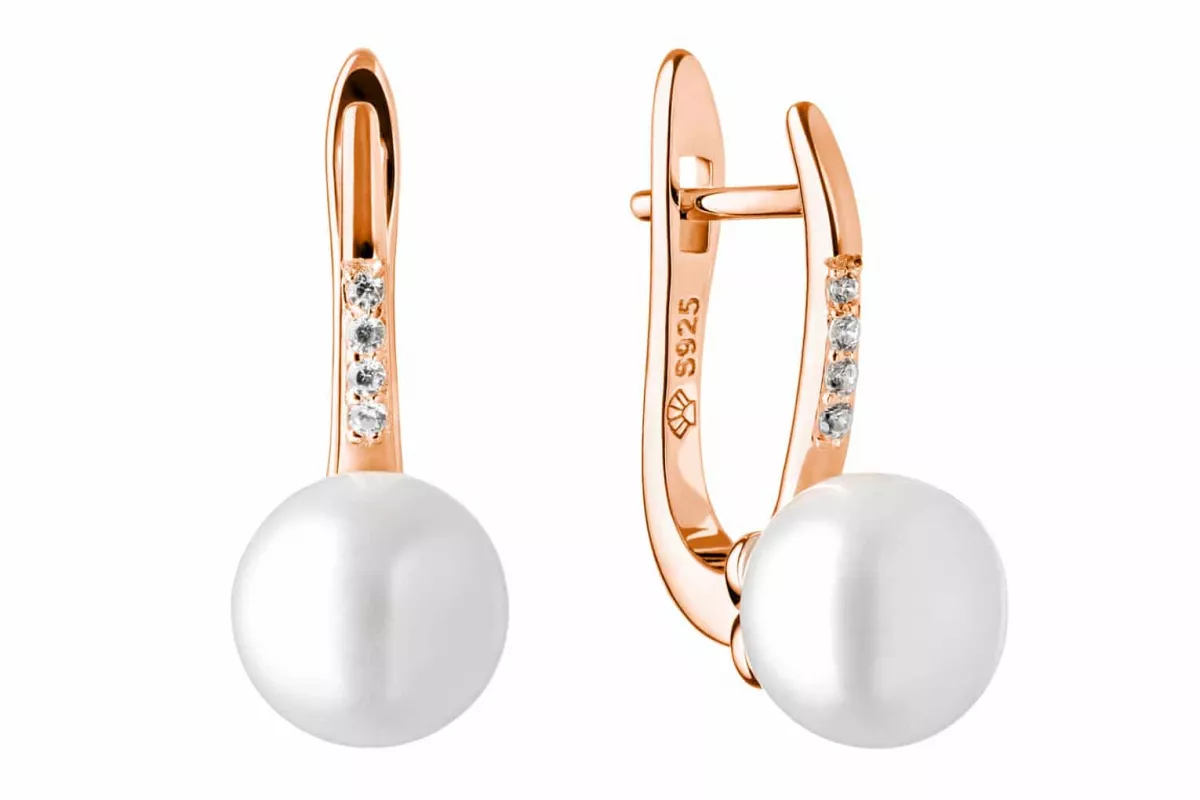Eleganter Perlenohrring weiß rund 9-9.5 mm, Zirkoniabogen, Englischer Verschluss, 925er Silber, Gaura Pearls, Estland Eleganter Perlenohrring weiß rund 9-9.5 mm, Zirkoniabogen, Englischer Verschluss, 925er Silber, Gaura Pearls, Estland