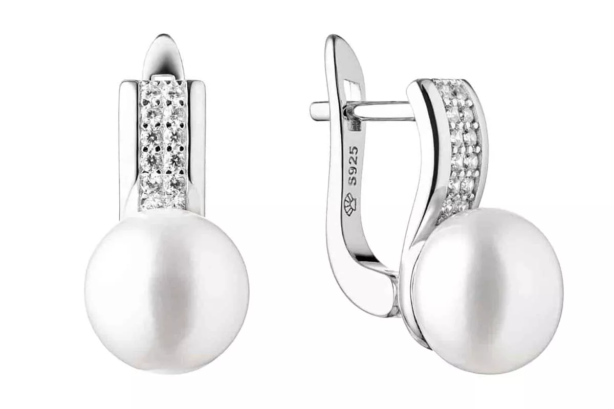 Eleganter Perlenohrring weiß rund 9-9.5 mm, Zirkoniabogen, Englischer Verschluss, 925er Silber, Gaura Pearls, Estland Eleganter Perlenohrring weiß rund 9-9.5 mm, Zirkoniabogen, Englischer Verschluss, 925er Silber, Gaura Pearls, Estland