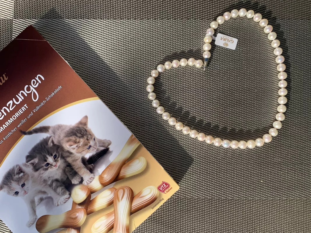 Elegante Perlenkette weiß rund 9-10 mm, 45 cm, Designverschluss 925er Silber, Gaura Pearls, Estland Elegante Perlenkette weiß rund 9-10 mm, 45 cm, Designverschluss 925er Silber, Gaura Pearls, Estland