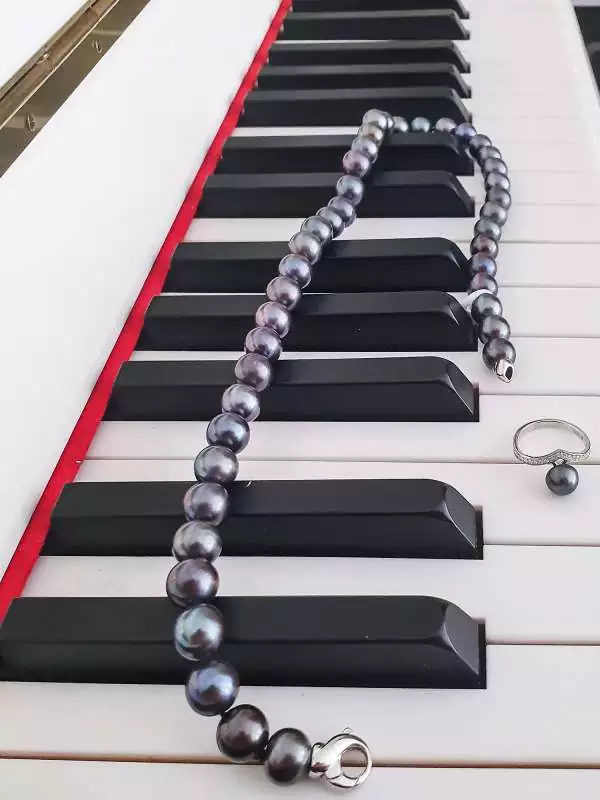 Einzigartige Perlenkette groß schwarz-grau rund 10-11 mm, 45 cm, Verschluss 925er Silber, Gaura Pearls, Estland