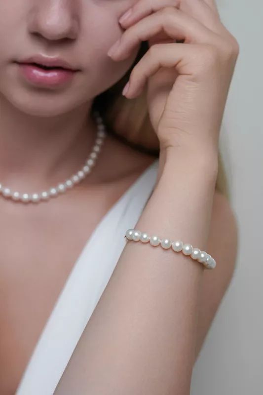 Klassisch-elegantes Perlenarmband weiß rund 7-8 mm, Karabinerverschluss 14K Roségold, Gaura Pearls, Estland Bild 1 Klassisch-elegantes Perlenarmband weiß rund 7-8 mm, Karabinerverschluss 14K Roségold, Gaura Pearls, Estland Bild 1