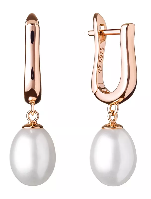 Eleganter Perlenohrring Roségold 585 plattiert (1 Mik) weiß tropfen 8.5-9 mm, Engl.Verschluss, Gaura Pearls, Estland Bild mit Model Eleganter Perlenohrring Roségold 585 plattiert (1 Mik) weiß tropfen 8.5-9 mm, Engl.Verschluss, Gaura Pearls, Estland Bild mit Model
