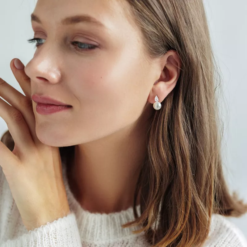 Perlenohrring hängend Zirkonia weiß rund 8-8.5 mm, Zirkonia, Englischer Verschluss, 925er Silber, Gaura Pearls, Estland Bild Perlenohrring hängend Zirkonia weiß rund 8-8.5 mm, Zirkonia, Englischer Verschluss, 925er Silber, Gaura Pearls, Estland Bild