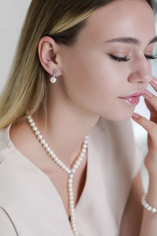Eleganter Perlenohrring weiß rund 9-9.5 mm, Zirkoniabogen, Englischer Verschluss, 925er Silber, Gaura Pearls, Estland Bild 1 Eleganter Perlenohrring weiß rund 9-9.5 mm, Zirkoniabogen, Englischer Verschluss, 925er Silber, Gaura Pearls, Estland Bild 1