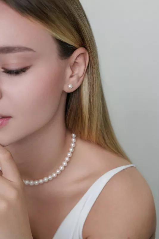 Klassischer Perlenohrstecker weiß rund 6.5-7 mm, 14KT Gelb Gold Sicherheitsverschluss, Gaura Pearls, Estland Bild 2 Klassischer Perlenohrstecker weiß rund 6.5-7 mm, 14KT Gelb Gold Sicherheitsverschluss, Gaura Pearls, Estland Bild 2