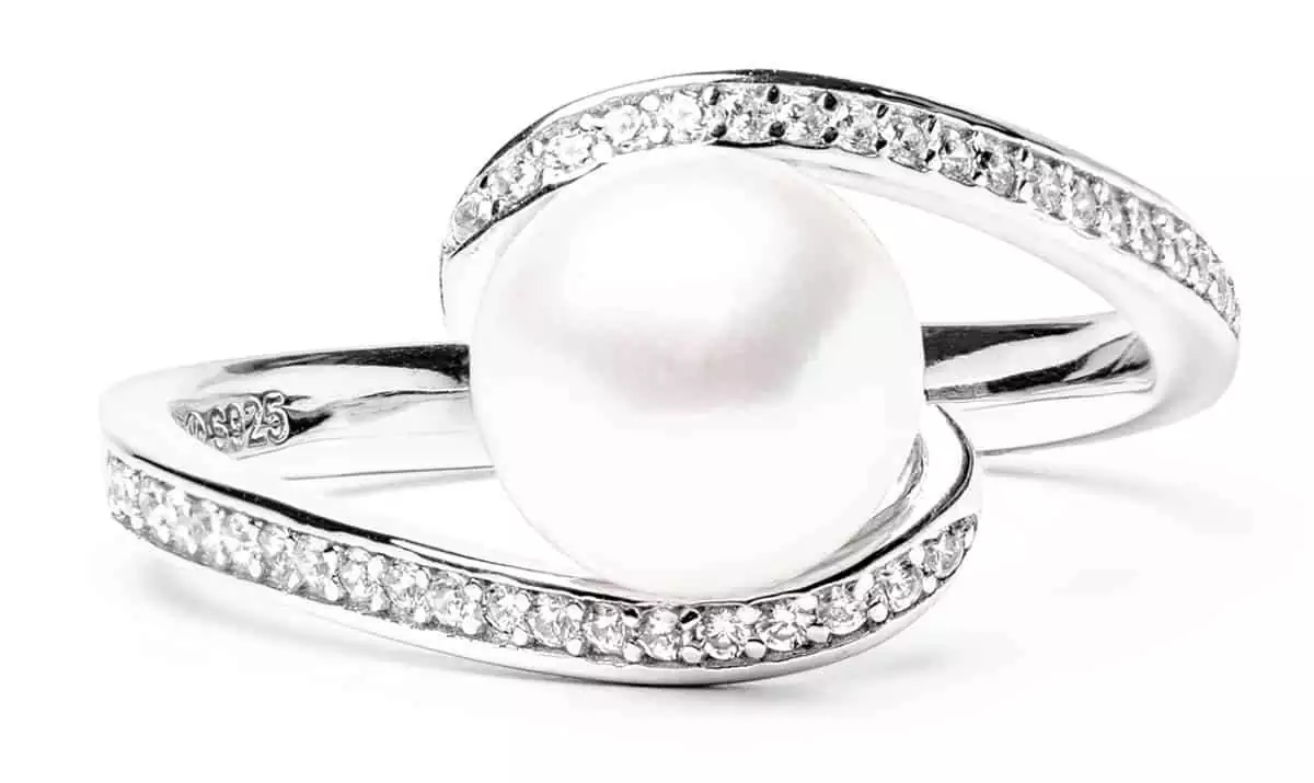 Geschwungener Perlenring weiß 7.5-8 mm mittig, Zirkonia, 925er rhodiniertes Silber, Gaura Pearls, Estland