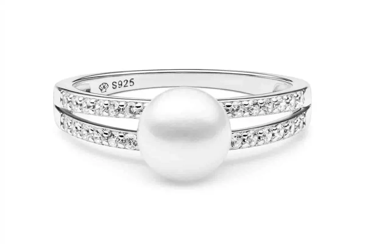 Eleganter doppelter Ring mit weißer Perle 7-7.5 mm, 2 Zirkoniaringe, 925er rhodiniertes Silber, Gaura Pearls, Estland Eleganter doppelter Ring mit weißer Perle 7-7.5 mm, 2 Zirkoniaringe, 925er rhodiniertes Silber, Gaura Pearls, Estland