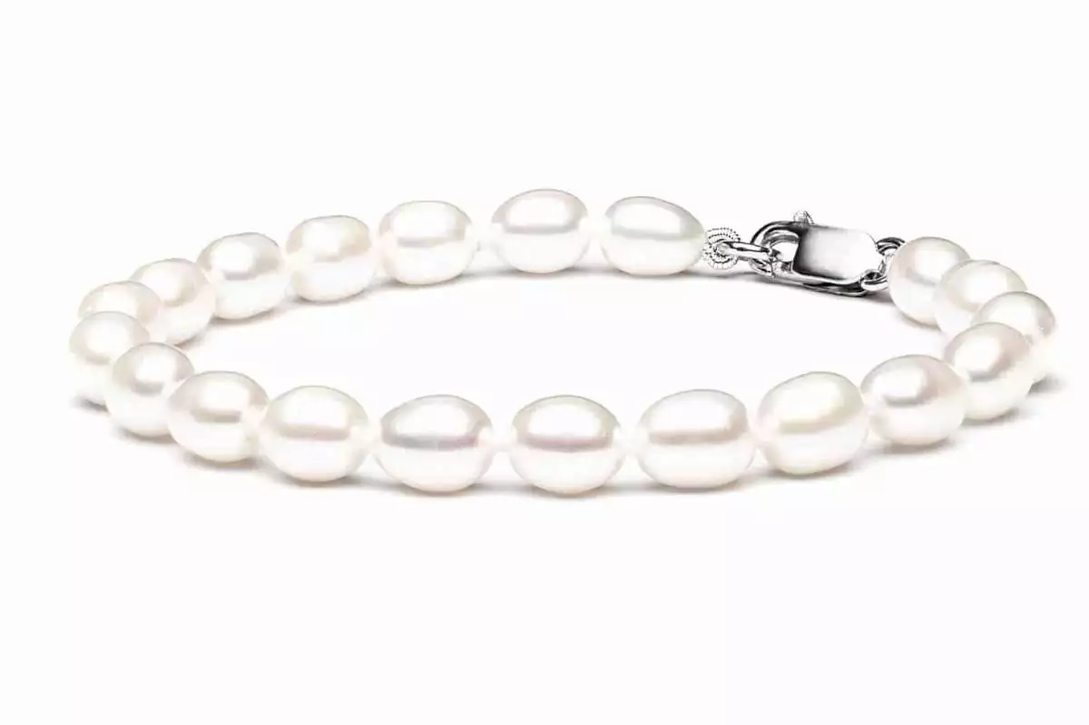 Leichtes elegantes Perlenarmband weiß reisförmig 6-7 mm, Verschluss 925er Silber, Gaura Pearls, Estland