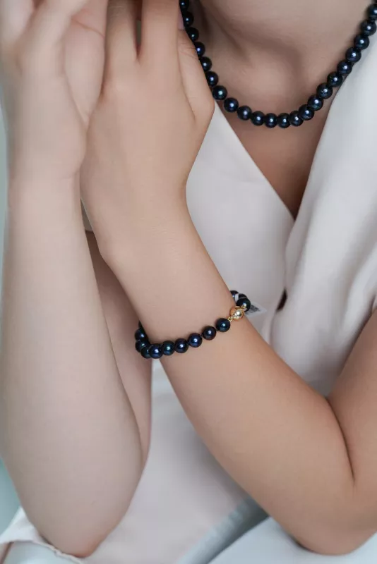 Elegantes Perlenarmband schwarz groß rund 9-10 mm, Perlenverschluss Weiß/Gelbgold 14K, Gaura Pearls, Estland Bild 2 Elegantes Perlenarmband schwarz groß rund 9-10 mm, Perlenverschluss Weiß/Gelbgold 14K, Gaura Pearls, Estland Bild 2