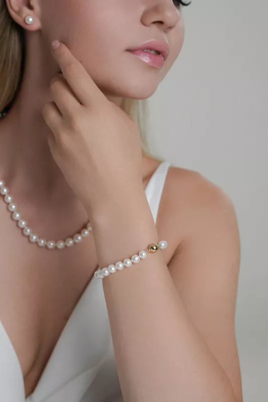 Gaura Pearls Perlenarmband - weiß, 9 mm, 585 Weiß/Gelbgold mit Model 2 Gaura Pearls Perlenarmband - weiß, 9 mm, 585 Weiß/Gelbgold mit Model 2