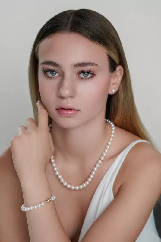 Gaura Pearls Perlenarmband - weiß, 9 mm, 585 Weiß/Gelbgold mit Model 3 Gaura Pearls Perlenarmband - weiß, 9 mm, 585 Weiß/Gelbgold mit Model 3
